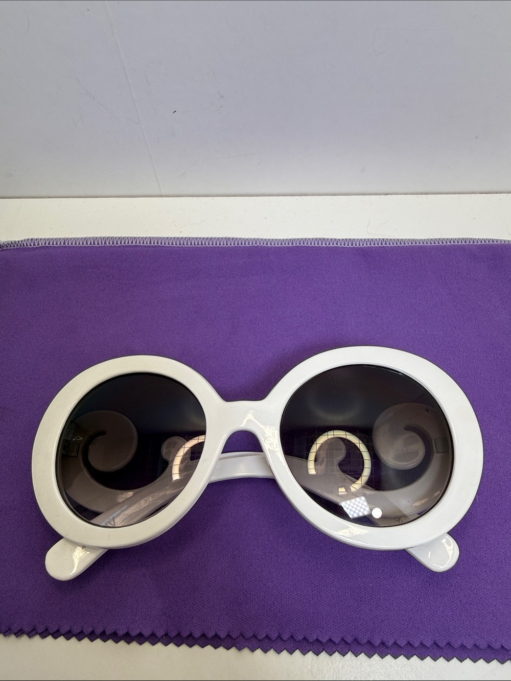 White Round Frame Women's Sunglasses with Swirl Temples - Picture 8 of 8